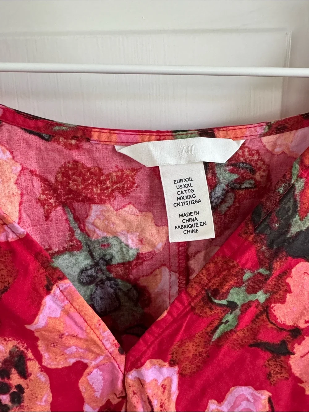 H&M Red Pink Floral V-Neck Dress - Picture 2 of 3